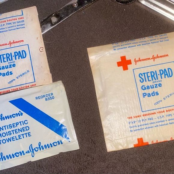 Vintage Johnson & Johnson First Aid Kit. - Picture 6 of 6